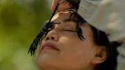 Kanchana Ketkaew setzt einen Skorpion auf ihr Gesicht.  (Kredit: National Geographic)