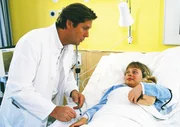 Dr. Stefan Frank (Sigmar Solbach) besucht die kleine Lina (Natalie Uhlig) in der Klinik. Dr. Stefan Frank (Sigmar Solbach) besucht die kleine Lina (Natalie Uhlig) in der Klinik.