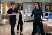 Von links: Dr. Shaun Murphy (Freddie Highmore), Dr. Carly Lever (Jasika Nicole) und Dr. Audrey Lim (Christina Chang)  Die Verwendung des sendungsbezogenen Materials ist nur mit dem Hinweis und Verlinkung auf RTL+ gestattet.