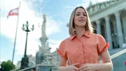 Mariella Gittler vor dem österreichischen Parlament: Sie zieht eine Parallele zwischen dem historischen Kampf für Demokratie und Gleichberechtigung und der heutigen Gefahr, diese Errungenschaften wieder zu verlieren. Mariella Gittler vor dem österreichischen Parlament: Sie zieht eine Parallele zwischen dem historischen Kampf für Demokratie und Gleichberechtigung und der heutigen Gefahr, diese Errungenschaften wieder zu verlieren.