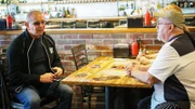 Robert Irvine (l.)