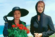 Kate Renwick (Karin Eickelbaum, li.) am Grabe ihres geliebten Mannes. Eleanor (Barbara Wussow, re.) versucht, Trost zu spenden.