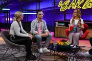 Özcan Cosar (Mitte); Sandra Sprünken (r.)