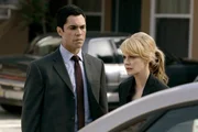 Nachdem ihre Schwester verschwunden ist, bittet Det. Lilly Rush (Kathryn Morris, r.) ihren Kollegen Det. Scott Valens (Danny Pino, l.) um Hilfe.
