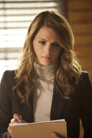 Auch wenn sie es anfangs nicht zugibt, belastet Kate Beckett (Stana Katic) das seltsame Verhalten von Richard Castle sehr ...