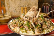 Das Nationalgericht Jordaniens: Mansaf, serviert im Restaurant „Al Qantarah“. Gästen den Lammkopf zu servieren ist in Jordanien ein Zeichen des Respekts. Das Nationalgericht Jordaniens: Mansaf, serviert im Restaurant „Al Qantarah“. Gästen den Lammkopf zu servieren ist in Jordanien ein Zeichen des Respekts.