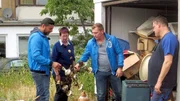 Die Trödelprofis Sükrü Pehlivan (li.) und Otto Schulte (2.v.re.) bei der Begehung mit Sabine und Frank (re.)