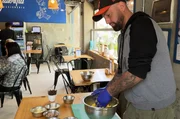Koch Gabriel O’Donnell bereitet den revolutionären Kartoffelkuchen aus Lima, Causa Limeña, zu.