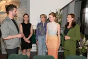Der Fotograf Kai Schönfelder (Marcell Bartl) ist enttäuscht, dass Matilda (Anna-Katharina Fecher, 2.v.l.), Yvonne (Gisa Zach, M.), Johanna (Charlott Reschke, 2.v.r.) und Katrin (Ulrike Frank) seine Fotos nicht gefallen.
