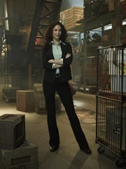 Myka Bering (Joanne Kelly) ist stets vernünftig, gut organisiert und befolgt eisern die Regeln. Deshalb ist sie auch so gut in ihrem Job als Agentin des Secret Service. Doch seit sie mit Pete Lattimer zusammenarbeitet, sieht sie, dass es manchmal besser ist, die Regeln zu brechen ...