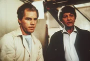 Norton Scott (Jordan Christopher, r.) versucht, gefälschte Golddublonen an einen Interessenten (l.) zu verkaufen ...
