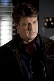 Castle (Nathan Fillion) ist frustriert und gelangweilt, weil Beckett sich auf eine Verhandlung vorbereitet und er sich sowieso nicht mehr so gut mit ihr versteht ...