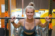Jana Eberhart hat einen stressigen Alltag. Die Studentin arbeitet als Model und ist leidenschaftliche Sportlerin. Sie steht vor einem Ironman-Wettkampf. Kann eine Ernährungsumstellung ihren Darm so stärken, dass sie bessere Leistungen erzielen kann? Dr. Jens Freese begleitet Jana bei ihrem Vorhaben über einen längeren Zeitraum. Der Sport- und Ernährungsberater ist überzeugt davon, dass die Darmgesundheit eine große Rolle spielt, wie leistungsfähig jemand ist. Welchen Einfluss werden Ernährungsumstellung und andere Interventionen haben? Und was für eine Rolle spielt das Mikrobiom dabei?