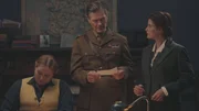 Jonathan Hansler als Hans Josef Kieffer (m.), Sian Altman als Vera Atkins (r.)