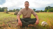 Für den Schauspieler und Fitness Influencer Philipp Stehler ist ein sorgfältiger Umgang mit dem Darm unerlässlich. Er lebt mit der chronischen Darmrentzündung Colitis ulcerosa. Diese Erkrankung hat ihn fast das Leben gekostet. Sein Dickdarm musste operativ entfernt werden. Philipp Stehler redet offen über sein damaliges und heutiges Leben. Bestand sein Speiseplan früher vorwiegend aus Fleisch und Protein-Shakes, so ernährt er sich heute vegan und praktiziert täglich Yoga und Meditation.