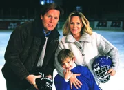 Dr. Stefan Frank (Sigmar Solbach), Susanne (Daniela Strietzel) und ihr gemeinsamer Sohn Marc (Denis Power) beim Eishockey-Training. Dr. Stefan Frank (Sigmar Solbach), Susanne (Daniela Strietzel) und ihr gemeinsamer Sohn Marc (Denis Power) beim Eishockey-Training.