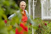 Moderatorin Anna Lena Dörr im Rosengarten in Zweibrücken.