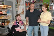 Michael "Michi" (Lars Pape, M.) kann sich die Spannungen zwischen Johanna (Charlott Reschke) und Jonas (Felix van Deventer) nicht erklären.