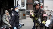 Beobachten die Explosion aus der Ferne: Adriyan Rae als Gianna Mackey, Taylor Kinney als Kelly Severide