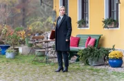 Katja (Isabell Stern) ist irritiert, als sie sieht, wie vertraut Vincent und Fanny miteinander umgehen.