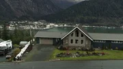 Wer die Hauptstadt Alaskas besuchen m&ouml;chte, kann den Autoschl&uuml;ssel getrost zu Hause lassen. Juneau ist nicht ans Stra&szlig;ennetz angebunden. Trotzdem herrscht dort reger Verkehr. Um den Touristenschw&auml;rmen der Kreuzfahrtschiffe zu entgehen, wollen John und Elise Blasco der Innenstadt den R&uuml;cken kehren und in eine ruhigere Gegend umziehen. Das Paar besichtigt in dieser Folge ein von gro&szlig;en B&auml;umen abgeschirmtes Haus mit Infrarotsauna und riesiger Terrasse in der N&auml;he des Tongass National Forest.
