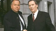 KHK Kehler (Wolfgang Bathke, li.) und Oberstaatsanwalt Lotze (Henry van Lyck) beobachten die Verhaftung.