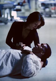 In einer Art Zwischenstation, zwischen Leben und Tod, lernt Monica (Annabeth Gish, oben) einen ebenfalls todgeweihten Patienten kennen ...
