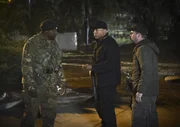 In Afrika hoffen Callen (Chris O'Donnell, r.) und Sam (LL Cool J, M.) herauszufinden, wer der Maulwurf ist und Informationen von Sam weitergegeben hat ...