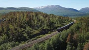 Endlose W&auml;lder, m&auml;chtige Berge: Die Nordlandbahn auf ihrem Weg durch wilde Natur Norwegens.