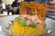 Bei der Causa Limeña treffen zwei Stars der peruanischen Küche aufeinander: die Kartoffel und Ají Amarillo, eine gelbe Chilisorte.