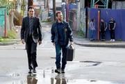 Die Ermittlungen führen Agent Aubrey (John Boyd, l.) und Hodgins (TJ Thyne) in ein ziemlich heruntergekommenes Viertel, wo sich das Opfer offenbar mit Drogen versorgen wollte.  +++