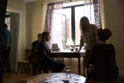 Als ihre guten Freunde Louis Matos und Colleen Johnson ohne ersichtlichen Grund niedergeschossen werden, sind ihre Nachbarn fassungslos. Ermittler Joe Kenda (Carl Marino, 2.v.l.) ist frustriert aufgrund der vielen falschen Hinweise, die ins Nirgendwo führen.
