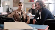 Alexander (Frederik Götz, r.) und Josefin (Sina Zadra) sind irritiert, als sich bei Clarissas Testamentseröffnung wiedersehen.