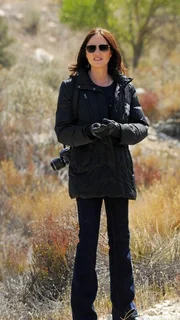 Sara (Jorja Fox) findet Indizien daf&uuml;r, dass ein anderes Fahrzeug an dem brennenden Truck vorbei gefahren sein muss.