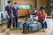 (v.li.): Noah Galvin (Dr. Asher Wolke), Antonia Thomas (Dr. Claire Browne), Elizabeth Rodriguez (Carina Bardo), Italia Ricci (Taryn Wilkie), Paige Spara (Lea Dilallo).