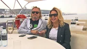 Bei einer Bootsfahrt schwelgen Carmen und Robert in Erinnerungen an die tollen Dubai-Erlebnisse, die sie bisher hatten.