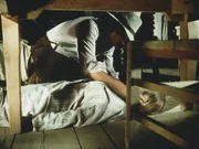 Charles Ingalls (Michael Landon, l.) ist gerade noch rechtzeitig gekommen, denn die Verletzung seiner Frau Caroline (Karen Grassle, r.) ist lebensgefährlich geworden. Charles Ingalls (Michael Landon, l.) ist gerade noch rechtzeitig gekommen, denn die Verletzung seiner Frau Caroline (Karen Grassle, r.) ist lebensgefährlich geworden.