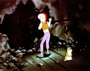 Mit einem alten Nagel stemmt Nils ein Loch in die Hüttenwand.