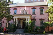 Das „Olde Pink House“ ist eines der ältesten Gebäude in Savannah. Das „Olde Pink House“ ist eines der ältesten Gebäude in Savannah.