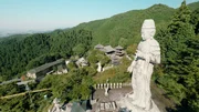 Die über 20 Meter hohe Statue des Tsubosaka Dera dominiert die Tempelanlage.