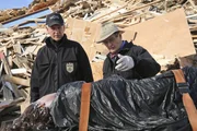 Als die Leiche von Alessandra Ramos, eine Matrosin der US Navy, tot aufgefunden wird, müssen das Team um Gibbs (Mark Harmon, l.) und Ducky (David McCallum, r.) den Fall übernehmen und den Täter fassen.