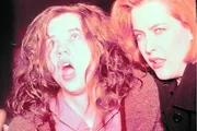 Scully (Gillian Anderson, r.) und die behinderte Roberta (Emily Perkins, l.) sind vom Licht des Engels Seraph geblendet, der gekommen ist, um die Seelen der Nephalim in den Himmel zur&uuml;ckzuholen.