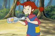 Mit einer Flaschenpost versucht Pippi auf sich und ihre Freunde aufmerksam zu machen, die auf einer einsamen Insel gestrandet sind.
