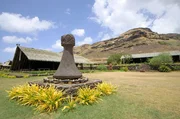 In den Weiten des Pazifiks, quasi am Ende der Welt, liegen die zu Französisch-Polynesien gehörenden Marquesas-Inseln. Über ihnen weht der Geist des Tiki, einer Gottheit, die im Zentrum des polynesischen Schöpfungsmythos steht.