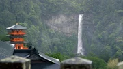 Der über 120 Meter hohe Wasserfall ist das Heiligtum des Nachi Schreins.