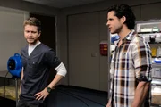 Dr. Conrad Hawkins (Matt Czuchry, l.); Dr. Alec Shaw (Miles Gaston Villanueva, r.)