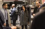 Als in einem Nobelhotel, die Leiche des Geschäftsführers in einer Industriewaschmaschine gefunden wurde, beginnen Sherlock Holmes (Jonny Lee Miller, r.), Joan Watson (Lucy Liu, 2.v.r.) und Marcus (Jon Michael Hill, l.) mit den Ermittlungen ...