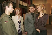 Als Lisa (Alexandra Neldel, 2.v.l.) und Jürgen (Oliver Bokern, l.) Sabrina (Nina-Friederike Gnädig, r.) von Richard (Karim Köster, 2.v.r) befreien möchten, müssen sie erkennen, dass sie zu spät kommen ... - (Dieses Foto von Alexandra Neldel darf nur in Zusammenhang mit der Berichterstattung über die Serie "Verliebt in Berlin" veröffentlicht und verbreitet werden.)