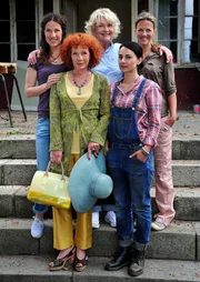 NDR Fernsehen DIE DIENSTAGSFRAUEN - ZWISCHEN KRAUT UND RÜBEN, am Donnerstag um 22:00 Uhr. Judith (Clelia Sarto, li.), Estelle (Nina Hoger, 2. v. li.) Eva (Saskia Vester, Mitte hinten), Caroline (Janna Striebeck, re.) und Kiki (Mimi Fiedler, vorne re.)