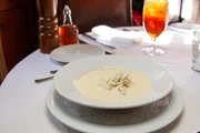 Die She-Crab-Suppe ist ein geschätztes Grundnahrungsmittel in Savannah. Die She-Crab-Suppe ist ein geschätztes Grundnahrungsmittel in Savannah.